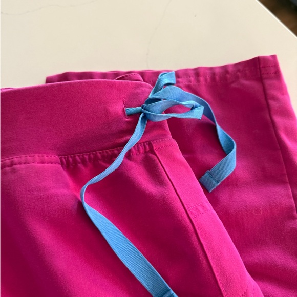 FIGS Raspberry Sorbet Scrub Set with Blue Drawstring- Large - Picture 3 of 5